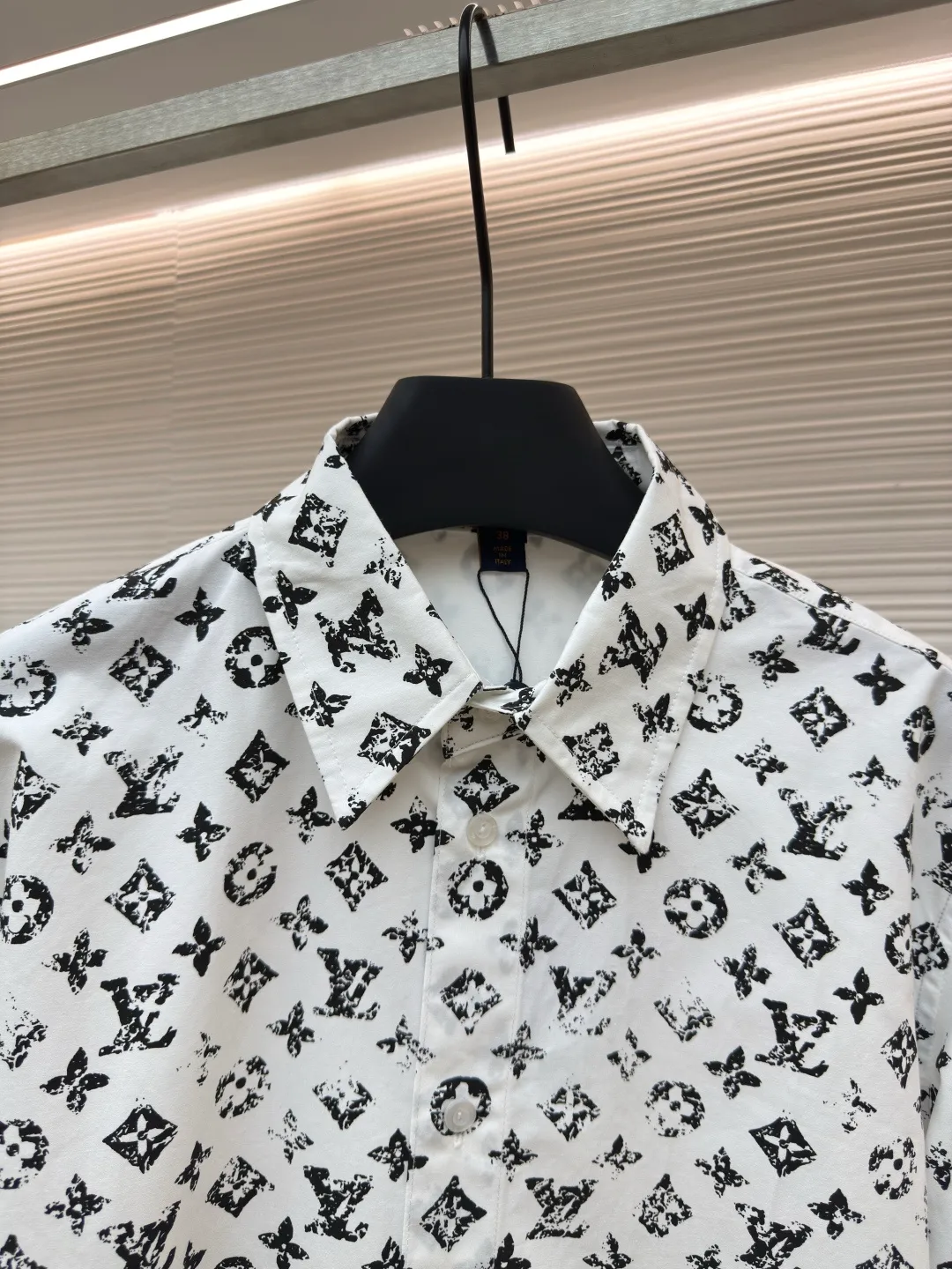 LOUIS VUITTON black full-print shirt ●Authentic product: Purchased and developed by 16612 ●Item number: 1680322-B15 ●Fabric: polyester fiber fabric ●Technology: Positioned cutting machine ●Version: Fitted version ●Weight: about 325 grams ●Size: 34-36-38-40 ●Description: The new shirt is made of soft and light silk-cotton blend, with full-width Monogram cutting to present a rich texture. Contrast buttons and a chest patch pocket add sophisticated details. The overall wiring is straight and delicate, the fabric is comfortable and soft, and the color is consistent without color difference. It can be matched with the same style to create a fashionable look and control various occasions. Customized accessories, complete with three standards, same style for men and women!